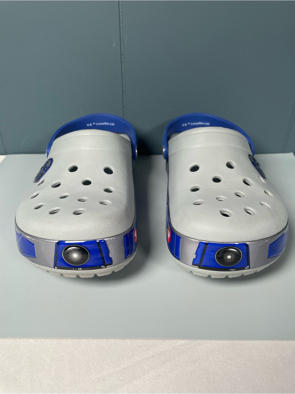 Star Wars Crocs R2D2 Classic Clogs Grey Blue Mens Size 6 / Womens Size 8 Disney - Picture 2 of 9